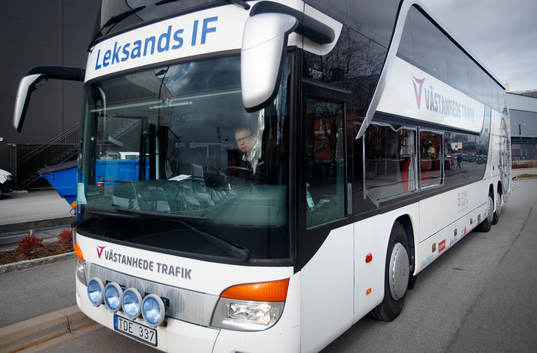 Leksands spelarbuss med två trasiga fönsterrutor