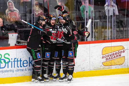 Örebros Oliver Eklind jublar med lagkamrater