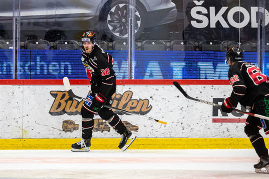 Örebros Emil Larsson jublar