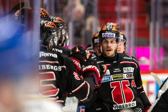 Örebros Emil Larsson jublar