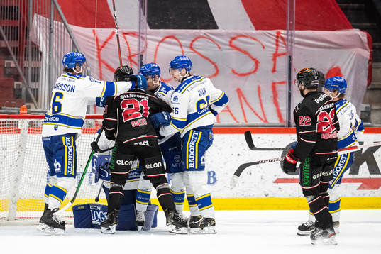 Örebros Linus Öberg och Leksands målvakt Axel Brage