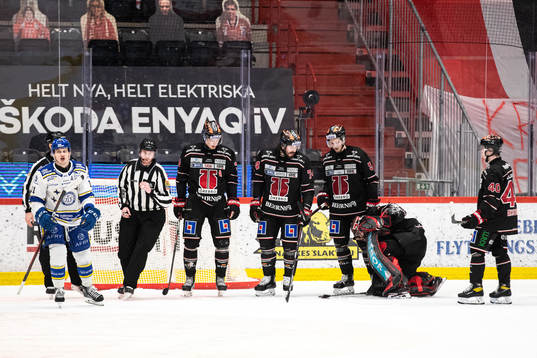 Örebros målvakt Jhonas Enroth har ont