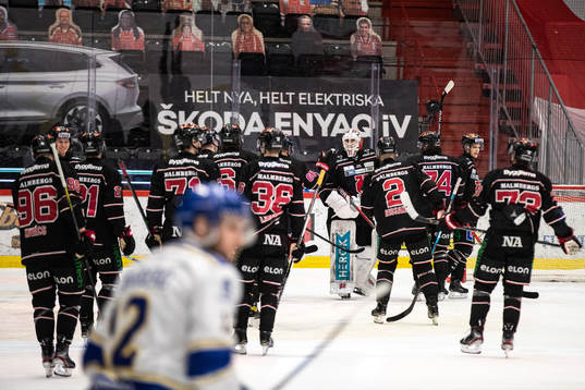 Örebros målvakt Jonas Arntzen jublar med lagkamrater