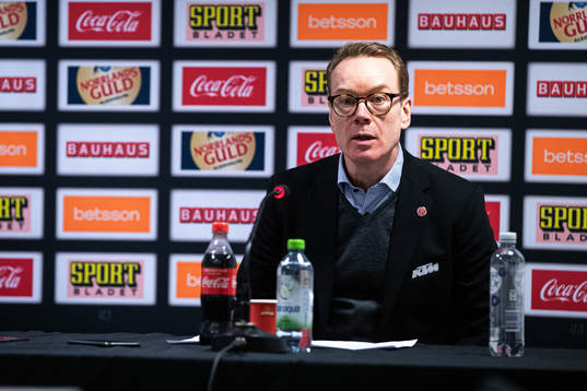 Örebros tränare Niklas Eriksson på en presskonferens