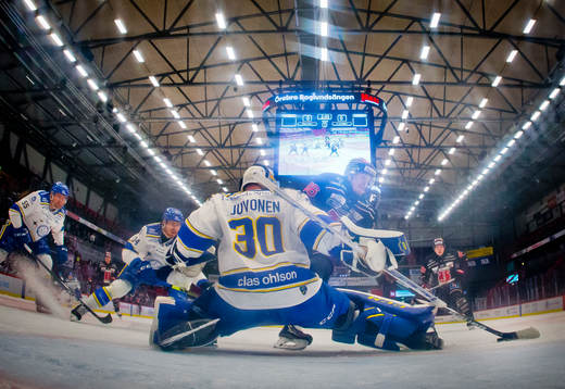Örebros Emil Larsson gör 1-0 på Leksands målvakt Janne