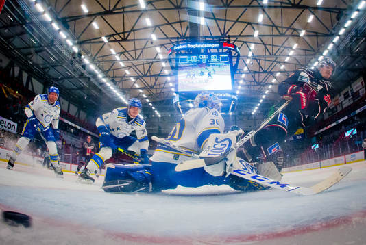 Örebros Emil Larsson gör 1-0 på Leksands målvakt Janne