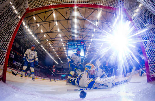 Leksands målvakt Janne Juvonen deppar vid 1-0 målet