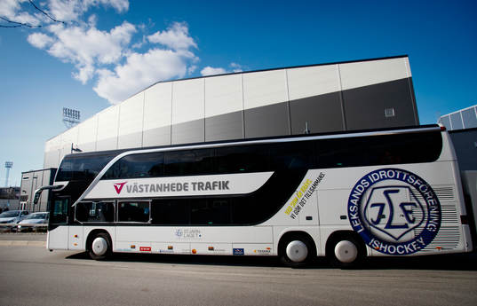 Leksands spelarbuss med två trasiga rutor utanför Behrn