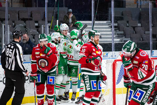 Rögles Adam Edström jublar med lagkamrater