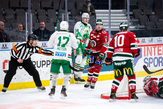 Rögles Adam Edström jublar med lagkamrater