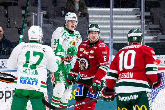 Rögles Adam Edström jublar med lagkamrater