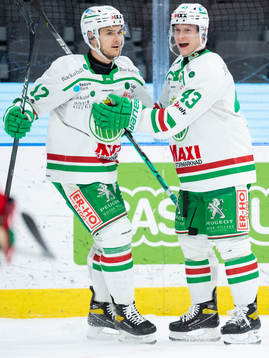 Rögles Olli Palola jublar ihop med Brady Ferguson