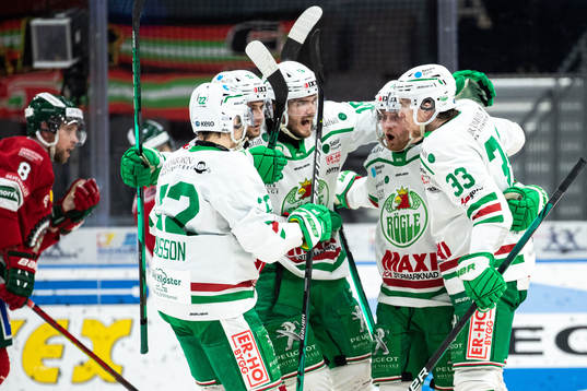 Rögles Niklas Hansson jublar med lagkamrater