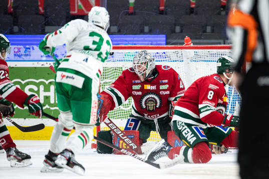 Rögles Niklas Hansson gör 1-3 bakom Frölundas målvakt