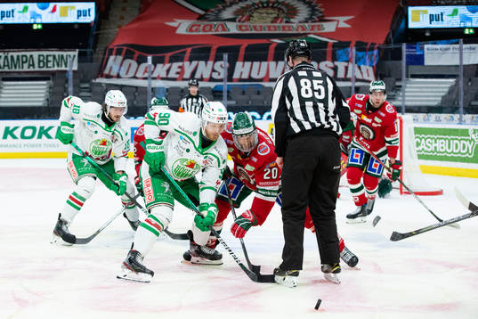 Rögles Ted Brithén tekar mot Frölundas Joel Lundqvist