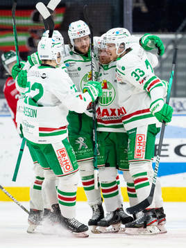 Rögles Niklas Hansson jublar med lagkamrater