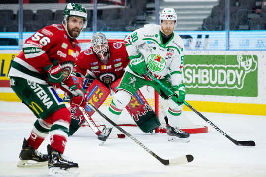 Rögles Ted Brithén framför Frölundas målvakt Niklas