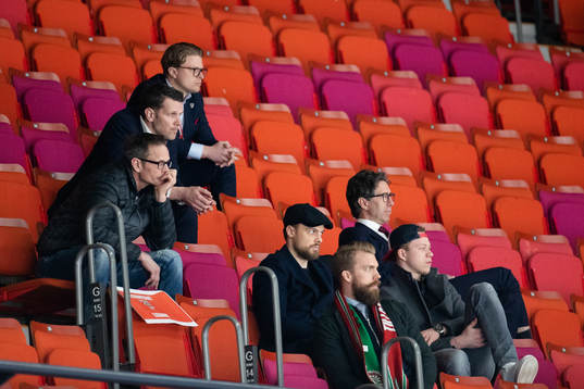 Frölundas sportchef Fredrik Sjöström näst längst upp