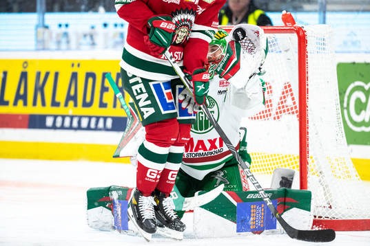 Rögles målvakt Christoffer Rifalk med räddning