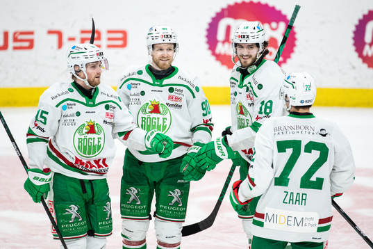 Rögles Ted Brithén jublar med lagkamrater