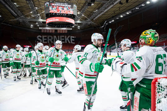 Rögles Mattias Sjögren jublar med målvakt Christoffer