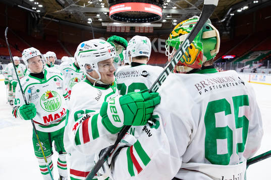 Rögles Leon Bristedt och målvakt Christoffer Rifalk jublar