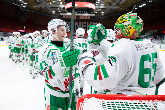 Rögles Olli Palola och målvakt Christoffer Rifalk jublar