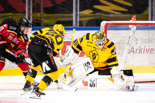 Luleås Isac Brännström och Skellefteås målvakt Gustaf