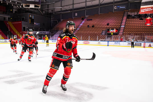 Luleås Daniel Sondell jublar med lagkamrater