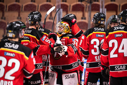 Luleås målvakt Joel Lassinantti jublar med lagkamrater