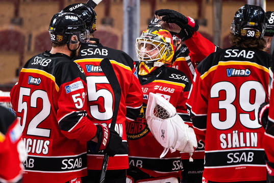 Luleås målvakt Joel Lassinantti jublar