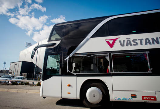 Leksands spelarbuss med två trasiga rutor utanför Behrn