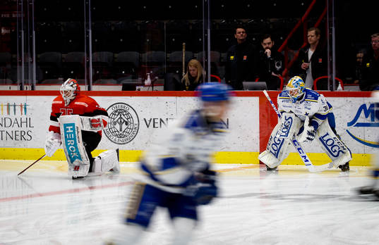 Örebros målvakt Jonas Arntzen och Leksands målvakt Janne