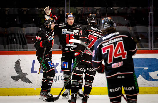 Örebros Gustav Backström jublar vid 1-1