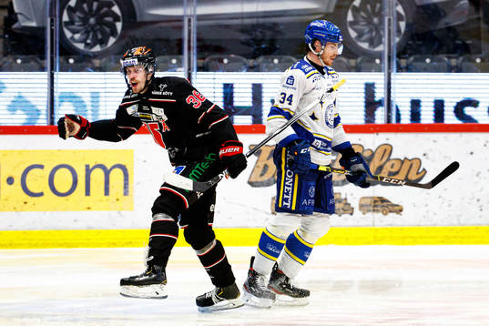 Örebros Emil Larsson jublar samtidigt som Leksands Peter
