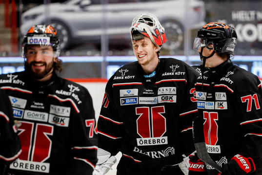 Örebros målvakt Jonas Arntzen jublar