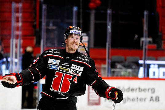 Örebros Emil Larsson jublar