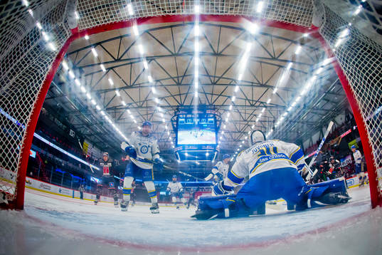 Örebros Emil Larsson gör 2-1 på Leksands målvakt Janne