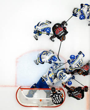 Kamp framför Leksands målvakt Janne Juvonen