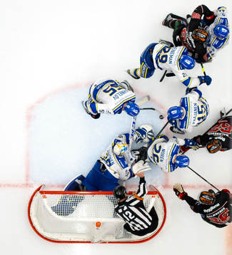 Kamp framför Leksands målvakt Janne Juvonen