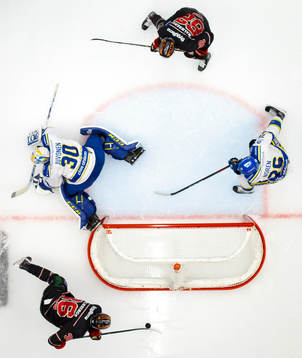 Örebros Emil Larsson och Leksands målvakt Janne Juvonen