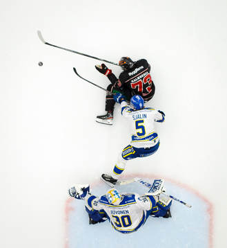 Örebros Oliver Eklind och Leksands målvakt Janne Juvonen