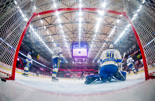 Örebros Emil Larsson gör 2-1 på Leksands målvakt Janne