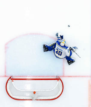 Leksands målvakt Janne Juvonen räddar ett skott