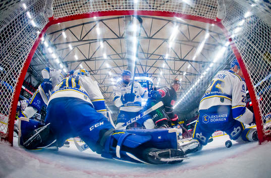 Örebros Robert Leino och Leksands målvakt Janne Juvonen