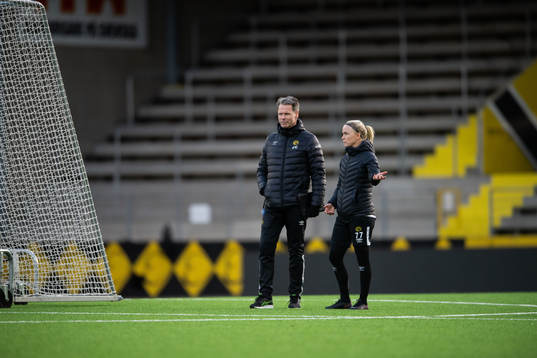 tränare Joakim Carlsson och assisterande tränare Sara