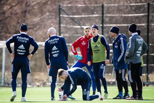 Hjalmar Ekdal och målvakt Aleksandr Vasyutin