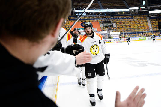 Brynäs Simon Bertilsson jublar