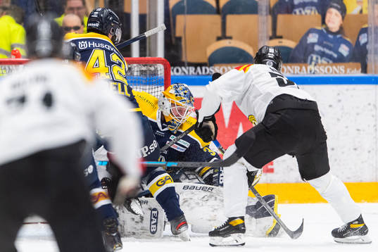 s målvakt Jonas Gunnarsson släpper in ett mål från