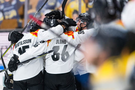 Brynäs Daniel Mannberg jublar med lagkamrater